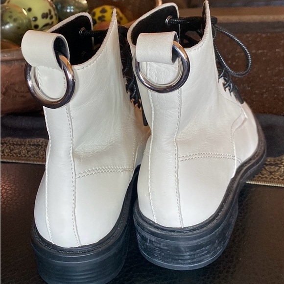 White leather DOLCE VITA BORAT booties NEW….So Gorgeous & Fun! 🔆8.5 - Picture 11 of 14